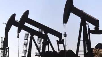 ثبات أسعار النفط في ظل غموض الرسوم الجمركية الأمريكية