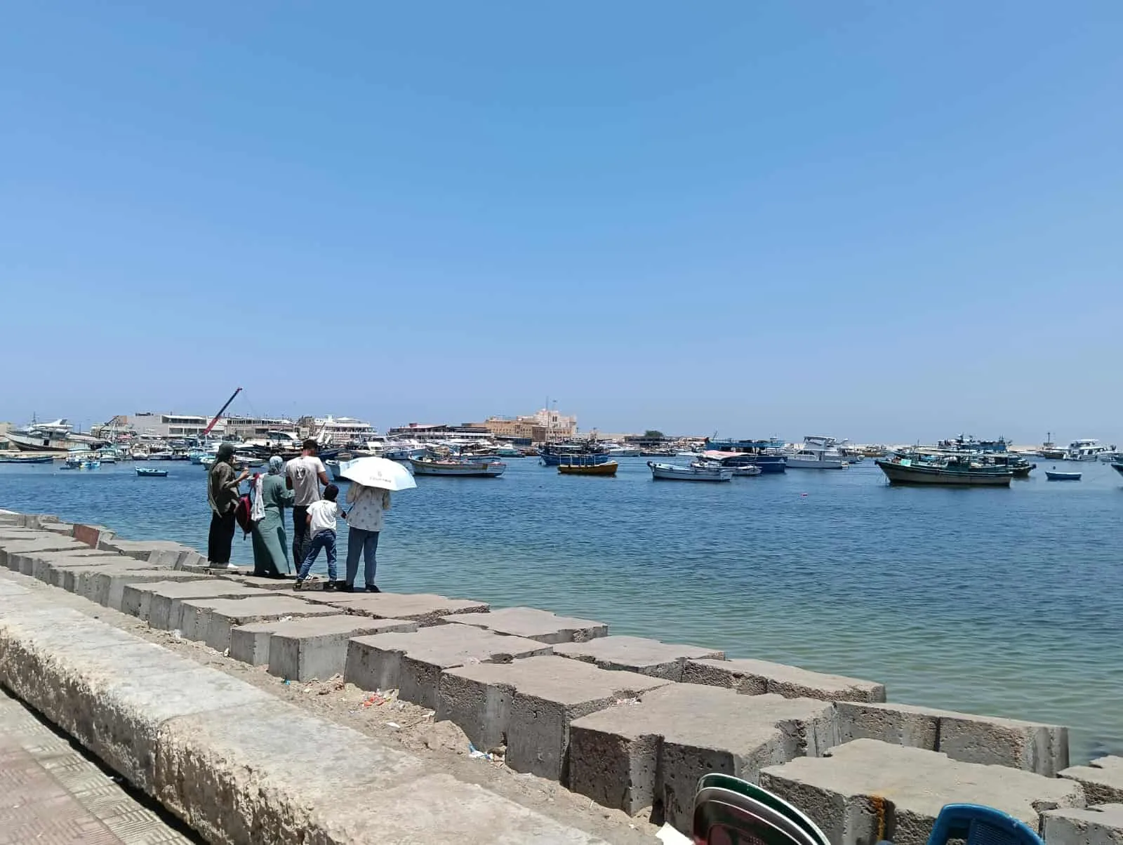 الإسكندرية تتعرض لموجة حرارة قوية.. والشعور بالحرارة يصل إلى 37 درجة الإسكندرية تتعرض لموجة حرارة قوية.. والشعور بالحرارة يصل إلى 37 درجة
