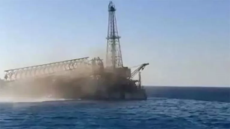 ثلاثة وزراء يراقبون آثار حادث غرق سفينة في خليج السويس ثلاثة وزراء يراقبون آثار حادث غرق سفينة في خليج السويس