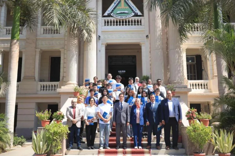 طلاب المدرسة الصيفية في جامعة وسط الصين الزراعية يختتمون زيارتهم لجامعة بنها بعرض إنجازاتهم وتكريم رسمي. طلاب المدرسة الصيفية في جامعة وسط الصين الزراعية يختتمون زيارتهم لجامعة بنها بعرض إنجازاتهم وتكريم رسمي.