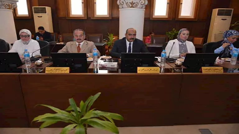 جامعة الإسكندرية تستعرض اقتراحًا لتدريس الذكاء الاصطناعي في برامج الدراسات العليا