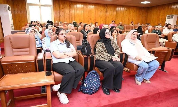جامعة الفيوم: ورشة تعليمية حول استخدام برنامج التحليل الإحصائي في كلية الصيدلة. جامعة الفيوم: ورشة تعليمية حول استخدام برنامج التحليل الإحصائي في كلية الصيدلة.