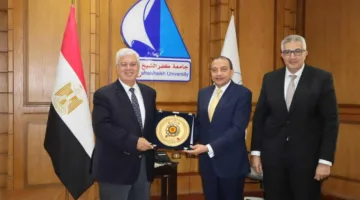 وزير التعليم العالي يكرم الدكتور منصور حسن، رئيس جامعة بني سويف، بمناسبة تقاعده.