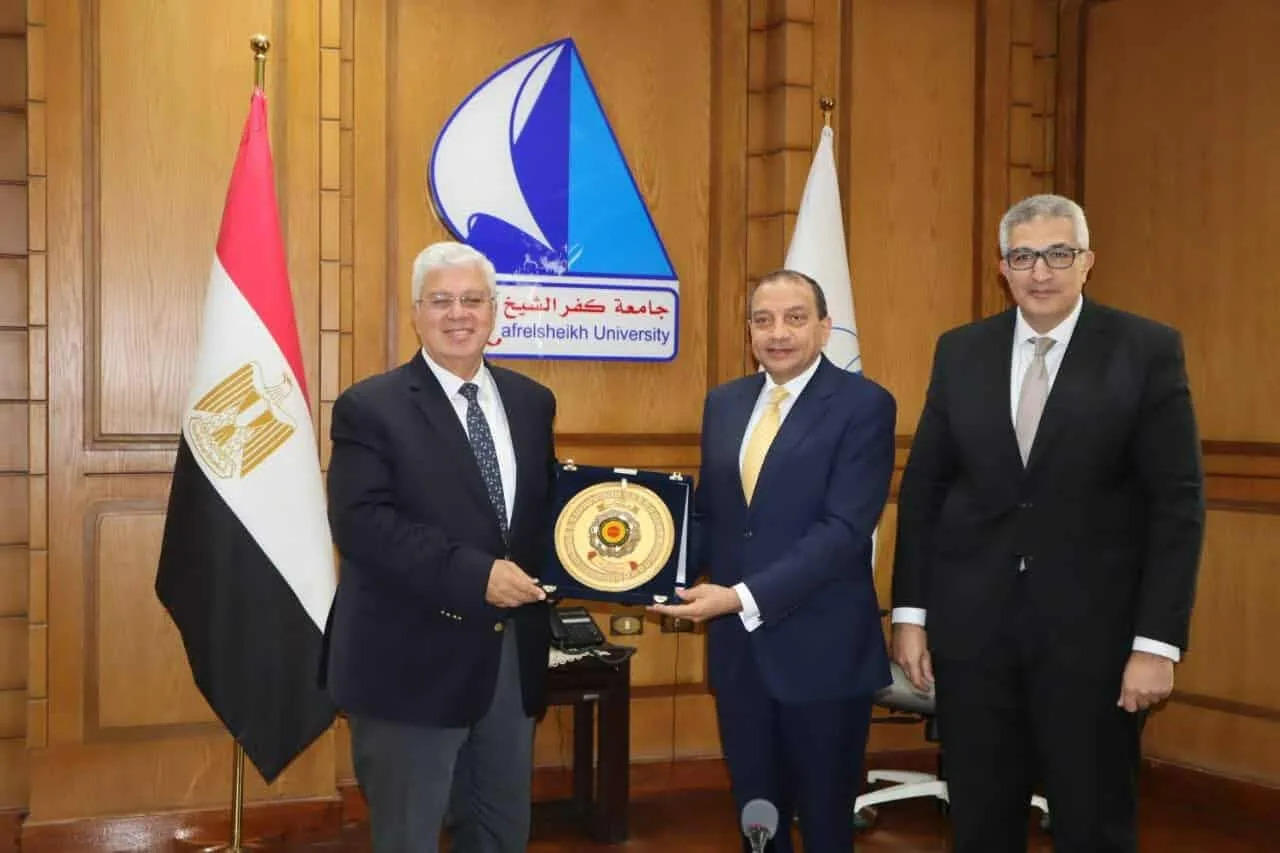 وزير التعليم العالي يكرم الدكتور منصور حسن، رئيس جامعة بني سويف، بمناسبة تقاعده.