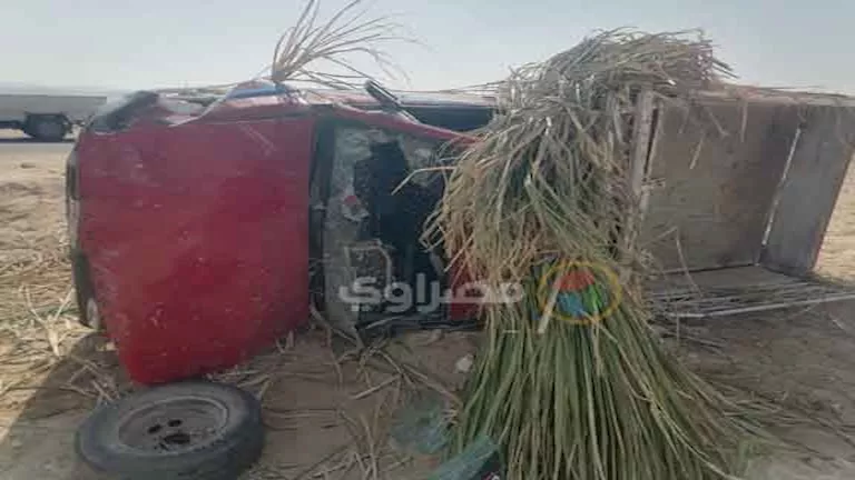 جثة و21 جريحًا: الصور الأولى من موقع حادث سيارة نقل العمال في أسيوط