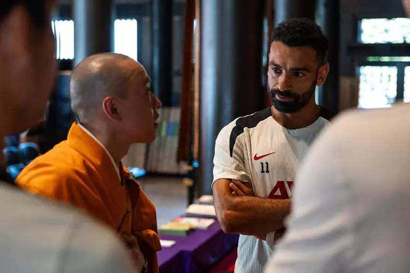 جلسة تأمل مخصصة لصلاح وفريق ليفربول في طوكيو (صور)