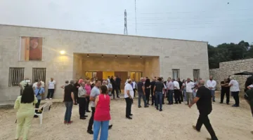 جورج عبد الله يصل إلى القبيات… واهالي البلدة يرحبون به في مركز الصالون الثقافي