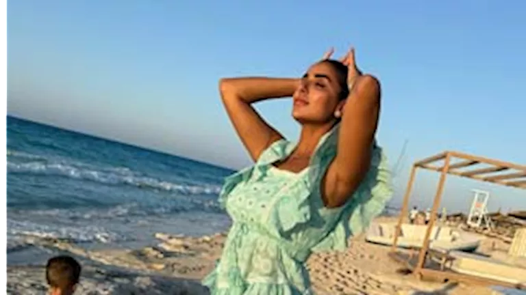 جوري بكر تتألق على شاطئ البحر.. وآراء الجمهور تتوالى (صور)