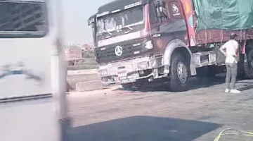 حادث بين سيارة نقل وميكروباص على الطريق الإقليمي في الصف.. صور