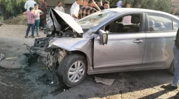 حادث تصادم سيارة خاصة بحاجز خرساني على الطريق الأوسط