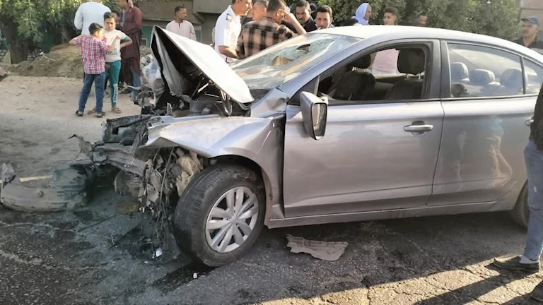 حادث تصادم سيارة خاصة بحاجز خرساني على الطريق الأوسط حادث تصادم سيارة خاصة بحاجز خرساني على الطريق الأوسط