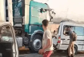 حادث سير.. شاحنة تصطدم بخمس سيارات خاصة في حلوان (صور)