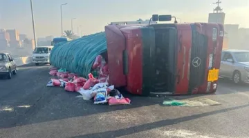 حادثة انقلاب شاحنة على الطريق الصحراوي الشرقي في سوهاج