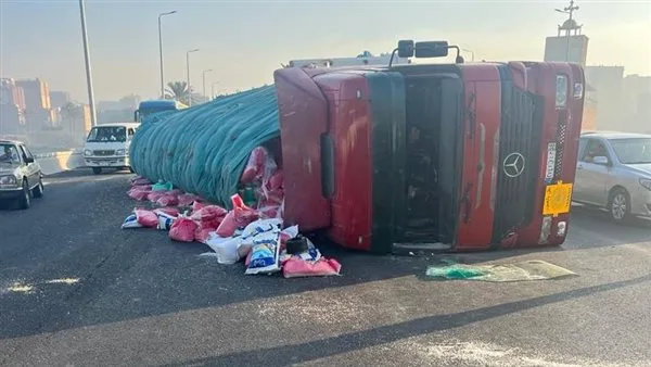 حادثة انقلاب شاحنة على الطريق الصحراوي الشرقي في سوهاج