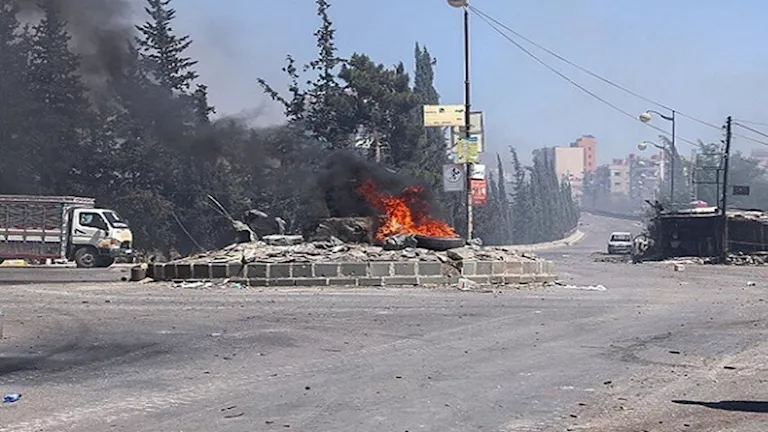حافلات حكومية تصل إلى السويداء لنقل المصابين والمحتجزين من المنطقة. حافلات حكومية تصل إلى السويداء لنقل المصابين والمحتجزين من المنطقة.