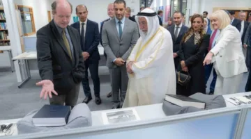 حاكم الشارقة يحصل على الوسام الفخري من جامعة “إكستر” ويكشف النقاب عن مشروع مبنى القاسمي