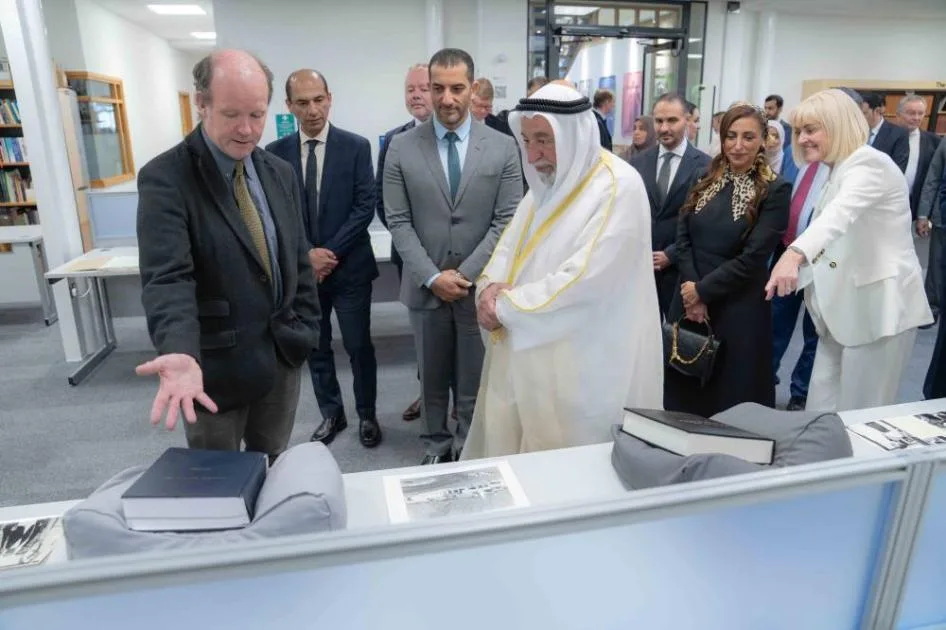 حاكم الشارقة يحصل على الوسام الفخري من جامعة “إكستر” ويكشف النقاب عن مشروع مبنى القاسمي