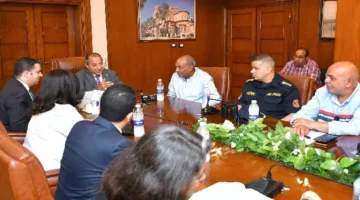 حاكم بورسعيد يتقابل مع عدد من ممثلي أصحاب المتاجر في منطقة العرب
