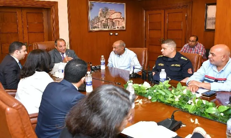 حاكم بورسعيد يتقابل مع عدد من ممثلي أصحاب المتاجر في منطقة العرب