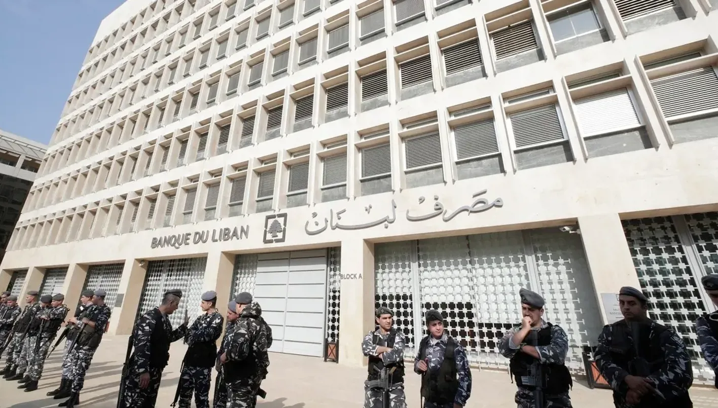 حاكم مصرف لبنان يواجه تحديات الكابيتال كونترول: إنهاء التحويلات الانتقائية وتطبيق العدالة بين المودعين. حاكم مصرف لبنان يواجه تحديات الكابيتال كونترول: إنهاء التحويلات الانتقائية وتطبيق العدالة بين المودعين.