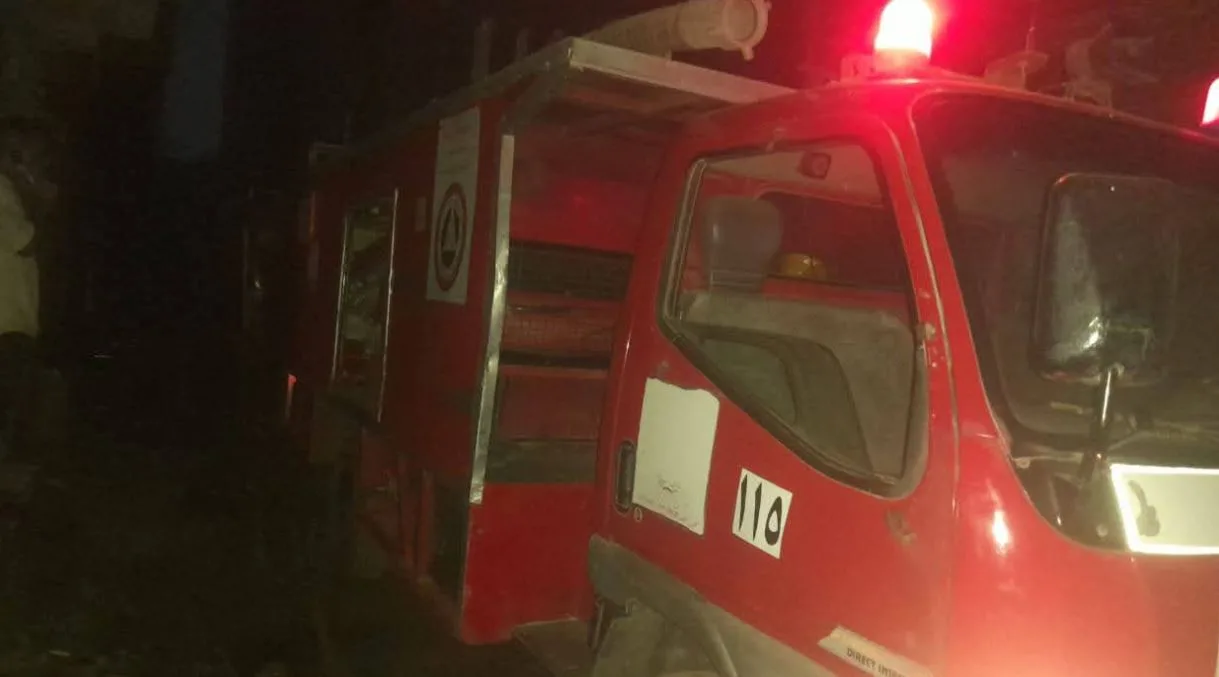 إطفاء حريق كبير في مخزن للفضلات المعدنية في الغربية دون وقوع إصابات بشرية إطفاء حريق كبير في مخزن للفضلات المعدنية في الغربية دون وقوع إصابات بشرية