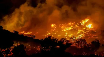 حرائق تندلع في منطقة سياحية معروفة في جزيرة كريت اليونانية