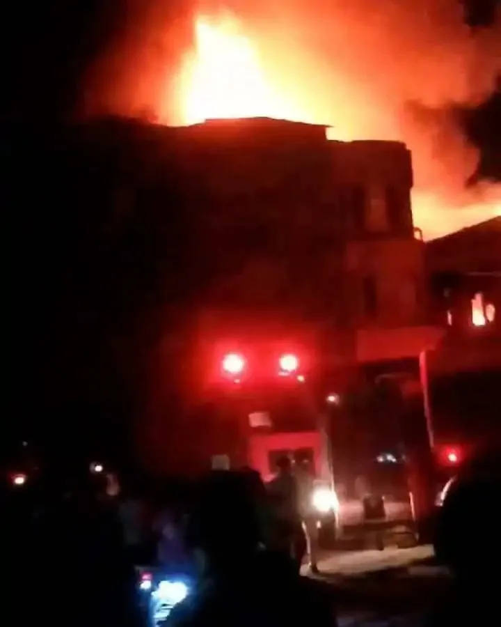 حريق في عزبة النخل: فرق الحماية المدنية تفرض طوقًا أمنيًا وتستعين بسيارات الإطفاء لإخماد النيران