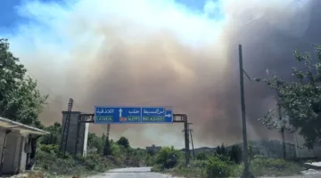 حريق في قسطل معاف باللاذقية يُجبر على إخلاء الأسر وجهود للحد من انتشاره نحو القرى