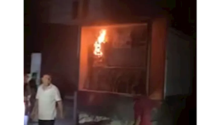 حريق في محطة كهربائية يؤدي إلى انقطاع الكهرباء عن قرية بردين في الشرقية حريق في محطة كهربائية يؤدي إلى انقطاع الكهرباء عن قرية بردين في الشرقية