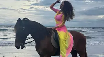 “حصان وبحر وشلال”: رنا رئيس تستمتع بعطلة الصيف على أحد السواحل