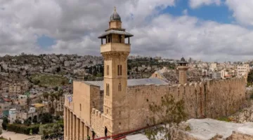 «حكماء المسلمين» ينددون بشدة بخطط الاحتلال الإسرائيلي للاستيلاء على الحرم الإبراهيمي الشريف