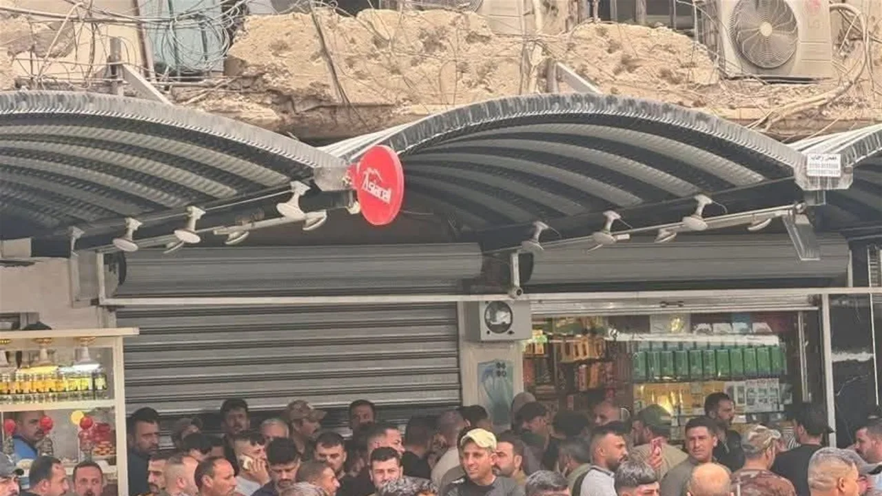 حل أزمة رواتب الحشد يثير مشكلة جديدة.. مئات الآلاف يتنافسون على نقاط صرف محدودة (صور)