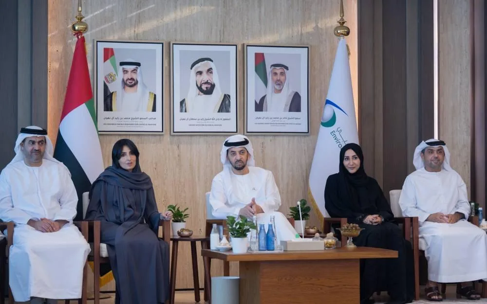 حمدان بن زايد يستعرض مبادرات “بيئة – أبوظبي” في تعزيز استدامة مصايد الأسماك