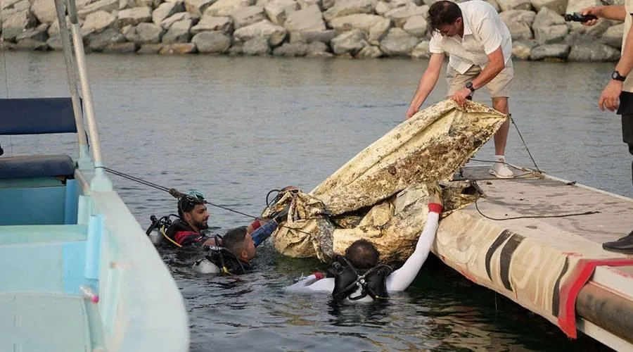 حملة لتنظيف قاع ميناء دبا الحصن حملة لتنظيف قاع ميناء دبا الحصن