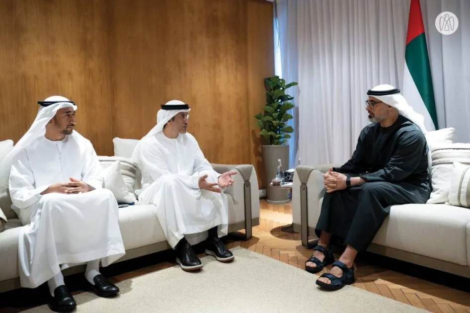 خالد بن محمد يجتمع مع فريق الإمارات في قمة مجموعة “بريكس”