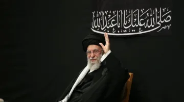خامنئي يظهر علنياً لأول مرة بعد أسابيع من الغياب بسبب الهجمات الأمريكية على طهران (فيديو)