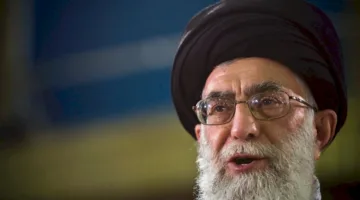 خامنئي يقضي نصف يومه نائمًا والنصف الآخر تحت تأثير المخدرات.