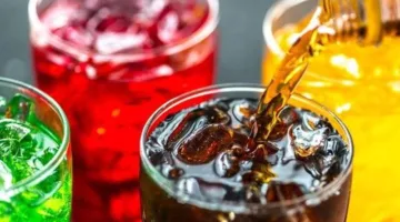 خبراء ينبهون: مشروبات الطاقة تمثل تهديداً خطيراً لصحة الشباب