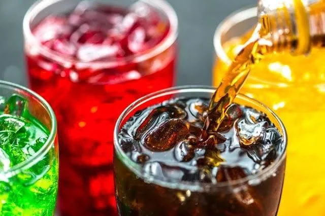 خبراء ينبهون: مشروبات الطاقة تمثل تهديداً خطيراً لصحة الشباب خبراء ينبهون: مشروبات الطاقة تمثل تهديداً خطيراً لصحة الشباب