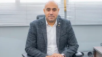 خبير تكنولوجي يدعو إلى فرض استخدام الطاقة الشمسية في المباني الجديدة لتلبية احتياجات الكهرباء.