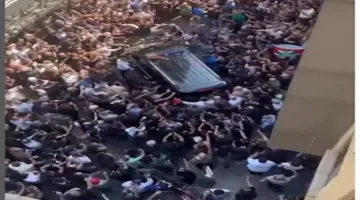 خروج جثمان زياد الرحباني من المستشفى بحضور حشد كبير من المعجبين (صور وفيديو)
