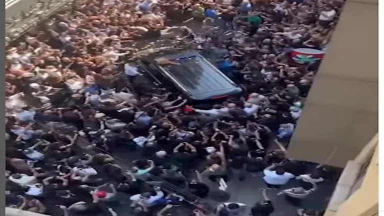 خروج جثمان زياد الرحباني من المستشفى بحضور حشد كبير من المعجبين (صور وفيديو) خروج جثمان زياد الرحباني من المستشفى بحضور حشد كبير من المعجبين (صور وفيديو)