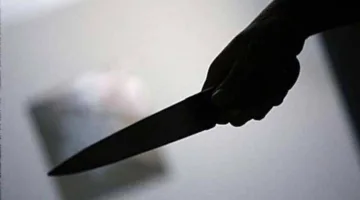 خريجة تطعن عنصر أمن في جامعة عين شمس بسكين مكسور في بطنه.