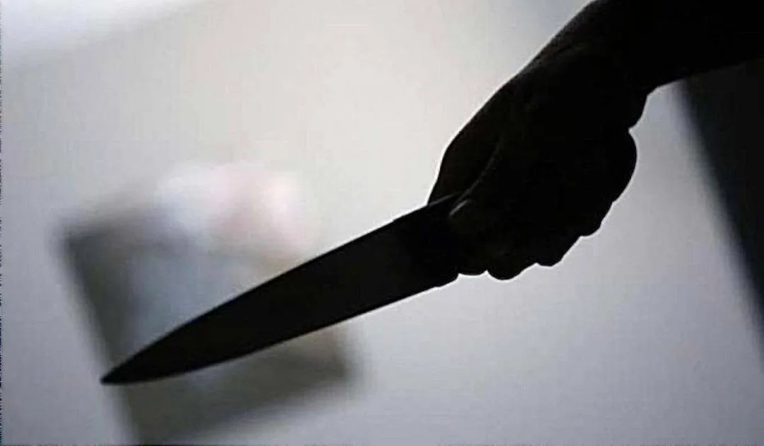خريجة تطعن عنصر أمن في جامعة عين شمس بسكين مكسور في بطنه. خريجة تطعن عنصر أمن في جامعة عين شمس بسكين مكسور في بطنه.