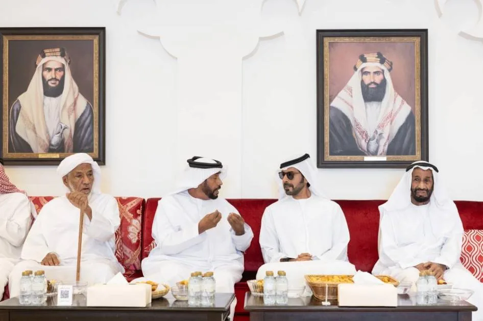خليفة بن طحنون يقدم تعازيه في وفاة سهيل العامري خليفة بن طحنون يقدم تعازيه في وفاة سهيل العامري