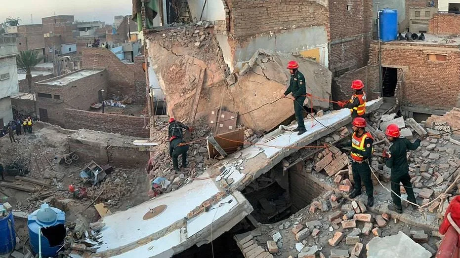 خمسة أشخاص لقوا حتفهم جراء انهيار مبنى في باكستان خمسة أشخاص لقوا حتفهم جراء انهيار مبنى في باكستان
