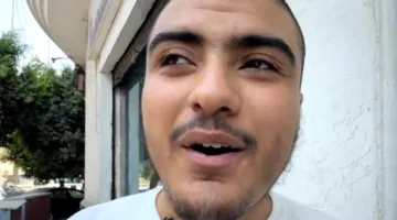“دافع التزامي” .. طالب متميز يهدي عمرته لوالديه عقب تخرجه من الثانوية (فيديو)