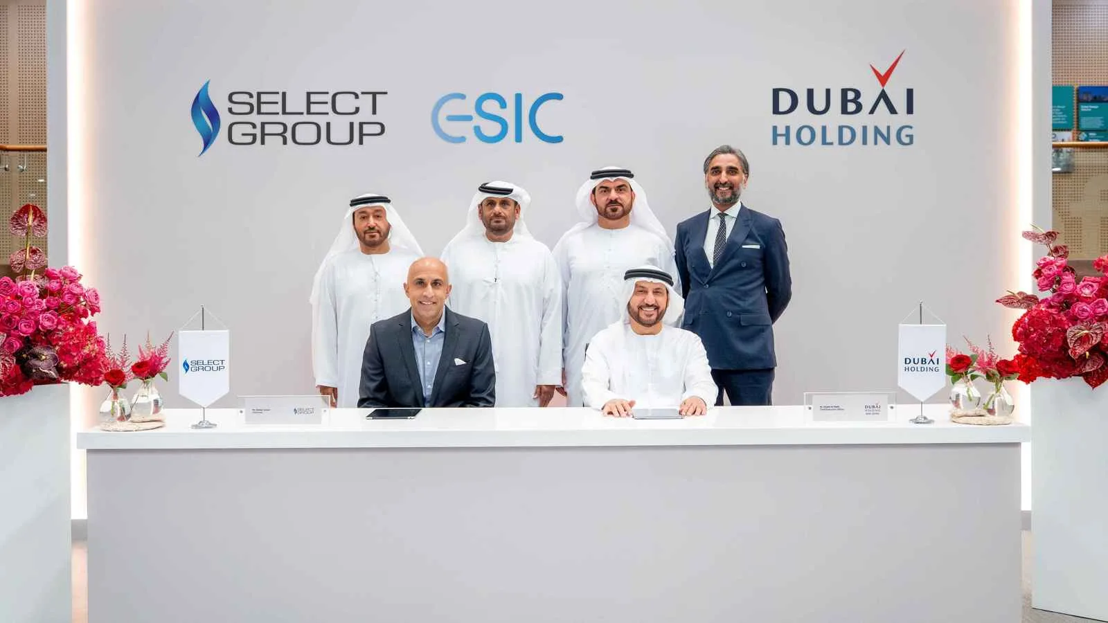 دبي القابضة توقع اتفاقية استراتيجية مع مجموعة سيليكت دبي القابضة توقع اتفاقية استراتيجية مع مجموعة سيليكت