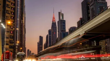 دبي تعتمد على الذكاء الاصطناعي لتقليل الازدحام وتحسين كفاءة الموظفين