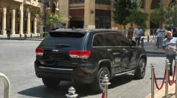 دخول سيارة بلا لوحة إلى ساحة البرلمان اللبناني